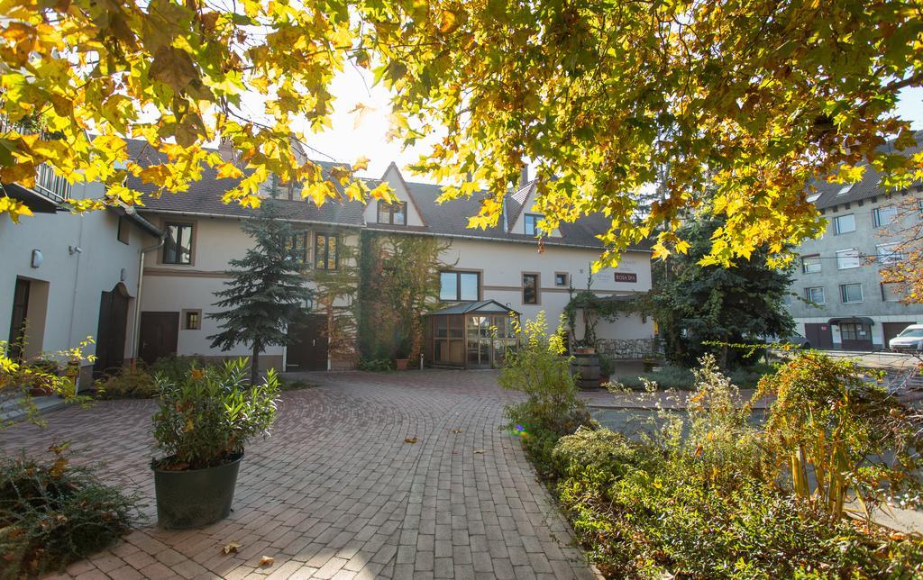 Revesz Hotel, Restaurant And Rosa Gyor