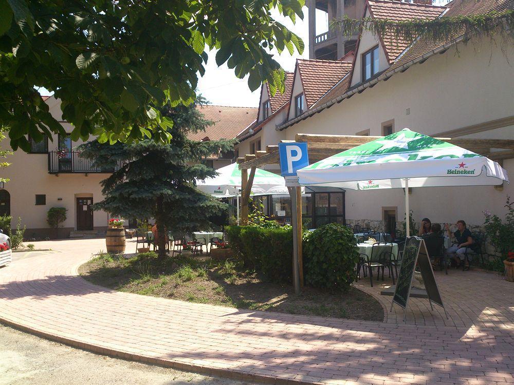 Hotel Revesz Hotel, Restaurant And Rosa 3*