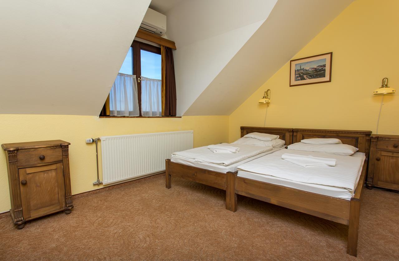 Hotel Revesz Hotel, Restaurant And Rosa