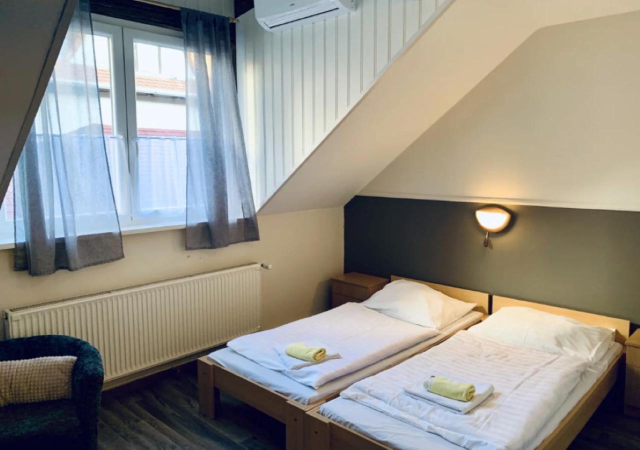 Revesz Hotel, Restaurant And Rosa Hotel 3*